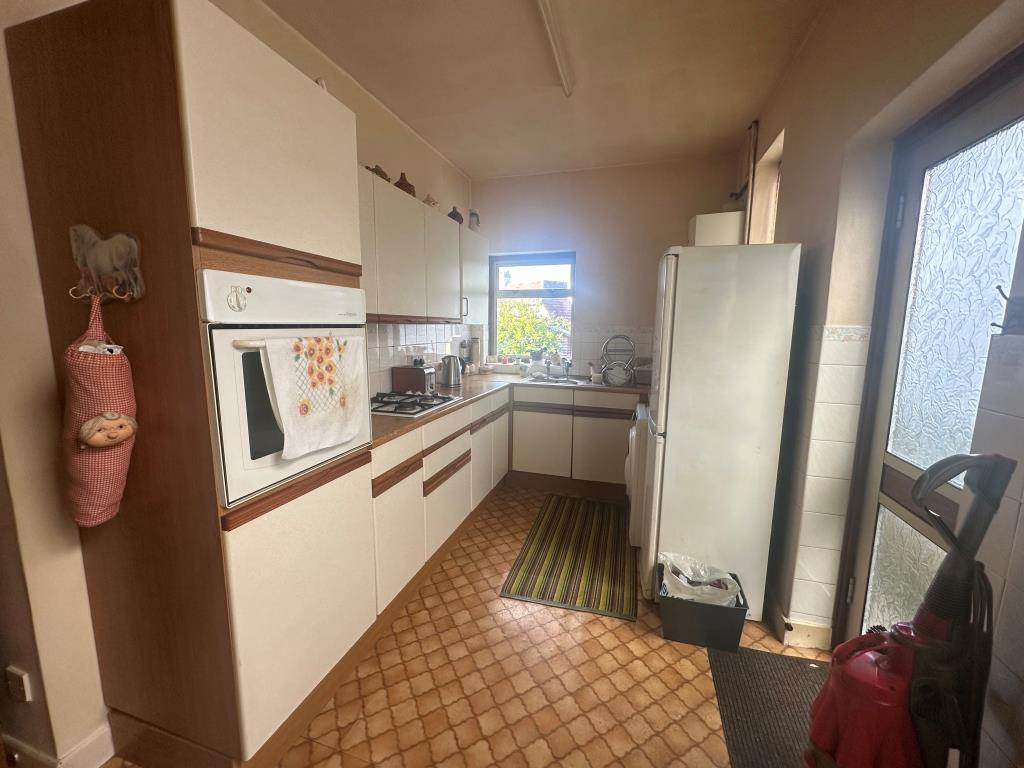 Lot: 141 - DETACHED BUNGALOW FOR INVESTMENT - Kitchen